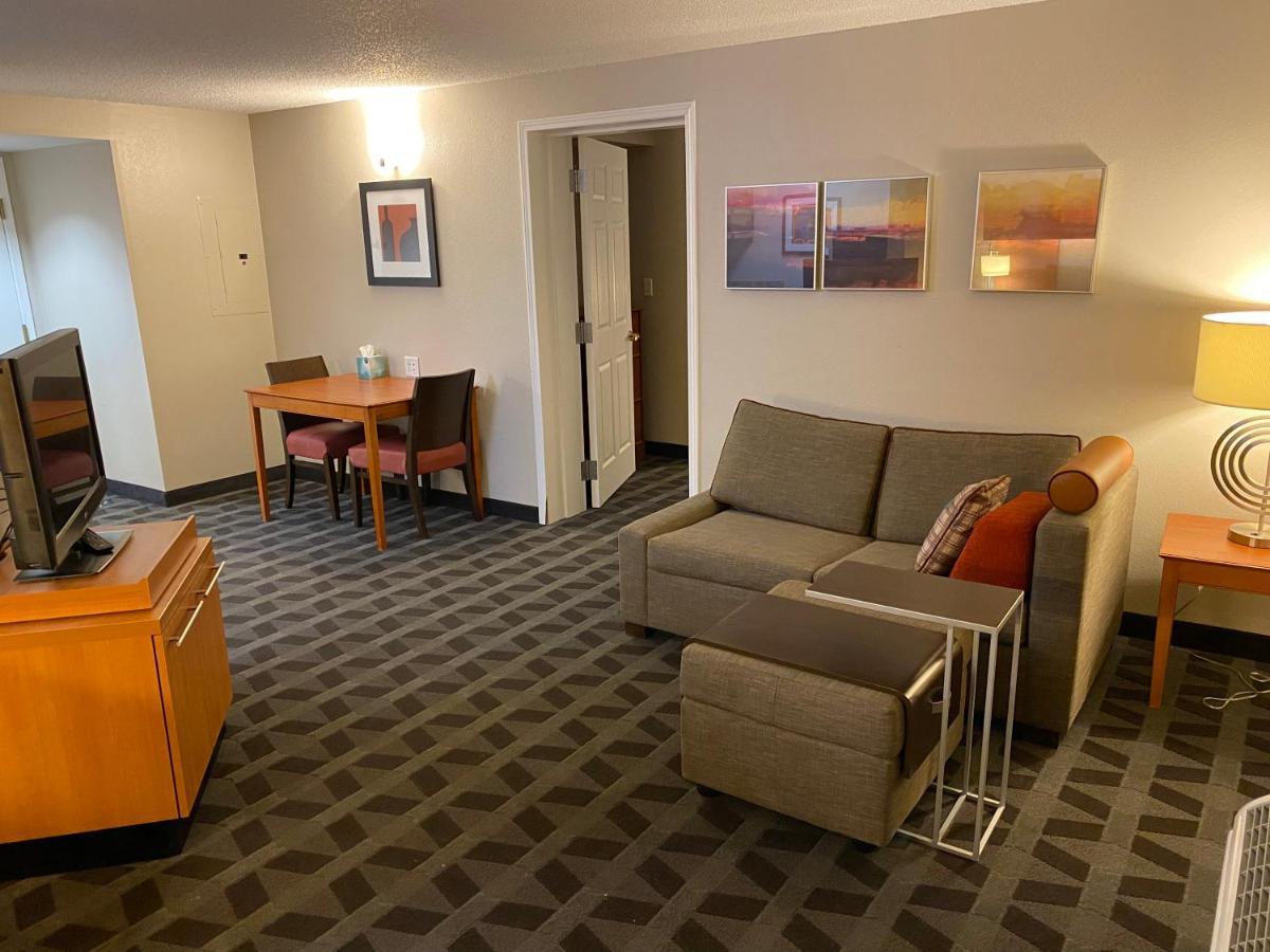 Mainstay Suites Middleburg Heights Cleveland Airport Екстериор снимка