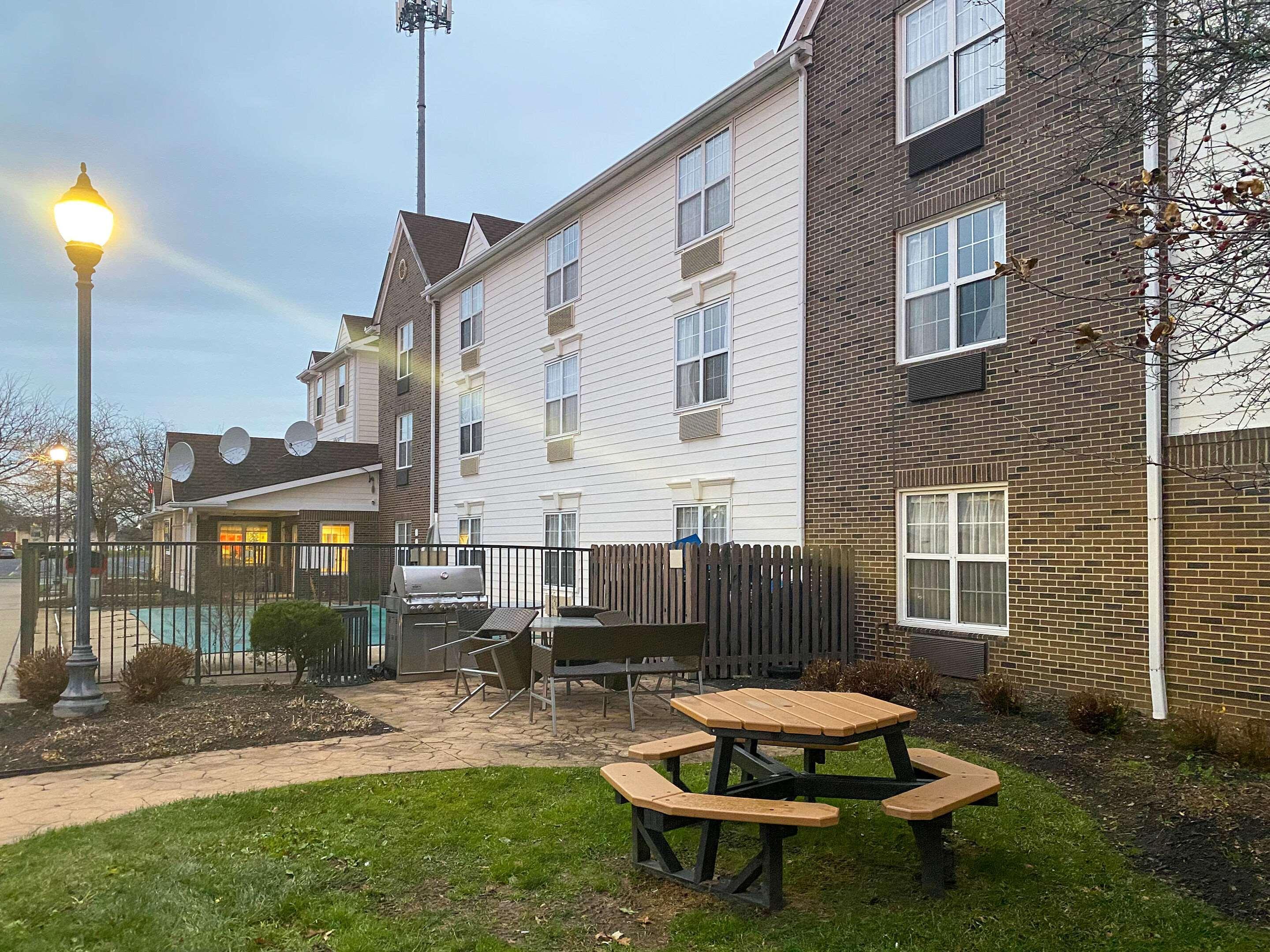 Mainstay Suites Middleburg Heights Cleveland Airport Екстериор снимка