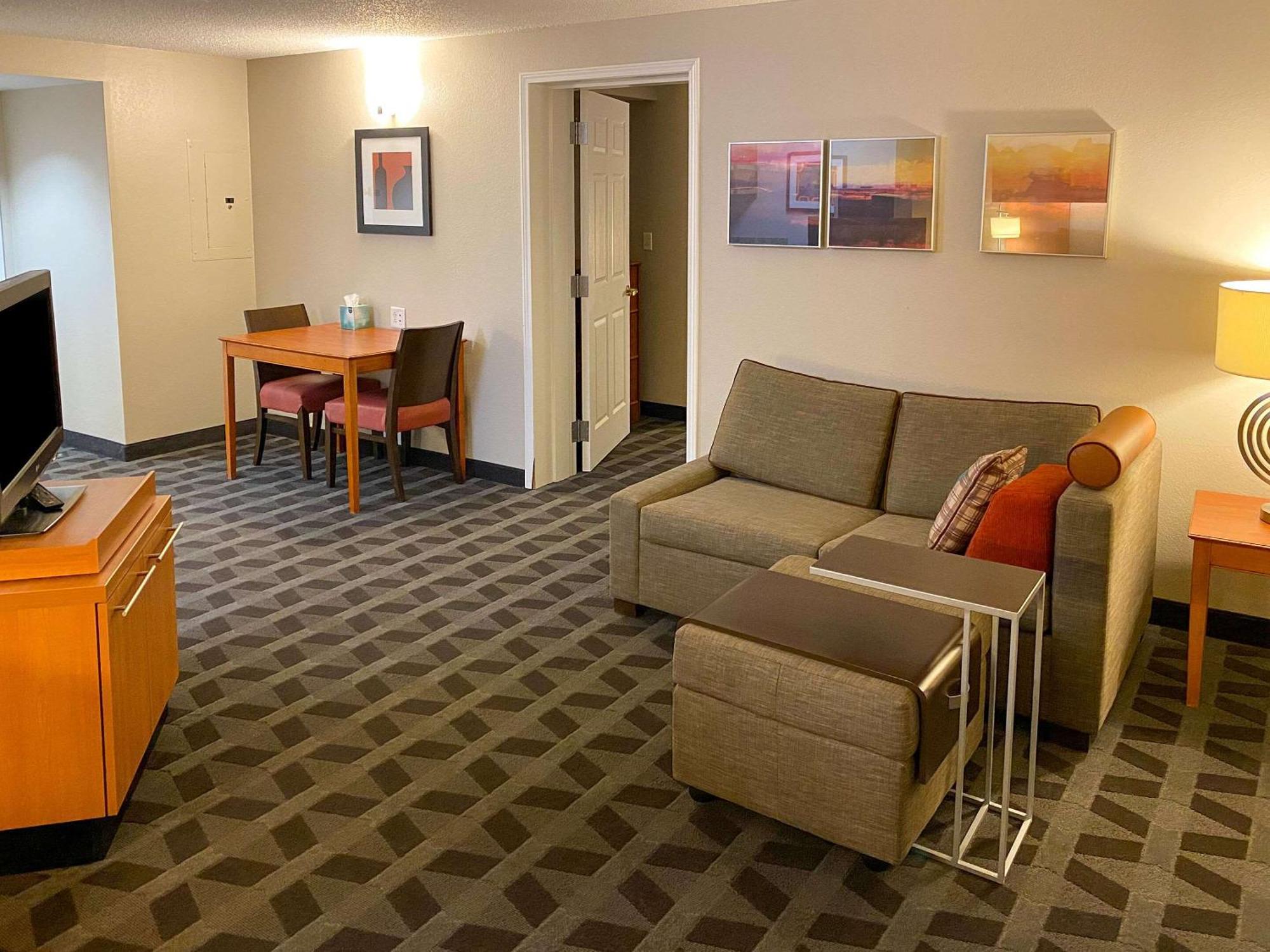 Mainstay Suites Middleburg Heights Cleveland Airport Екстериор снимка